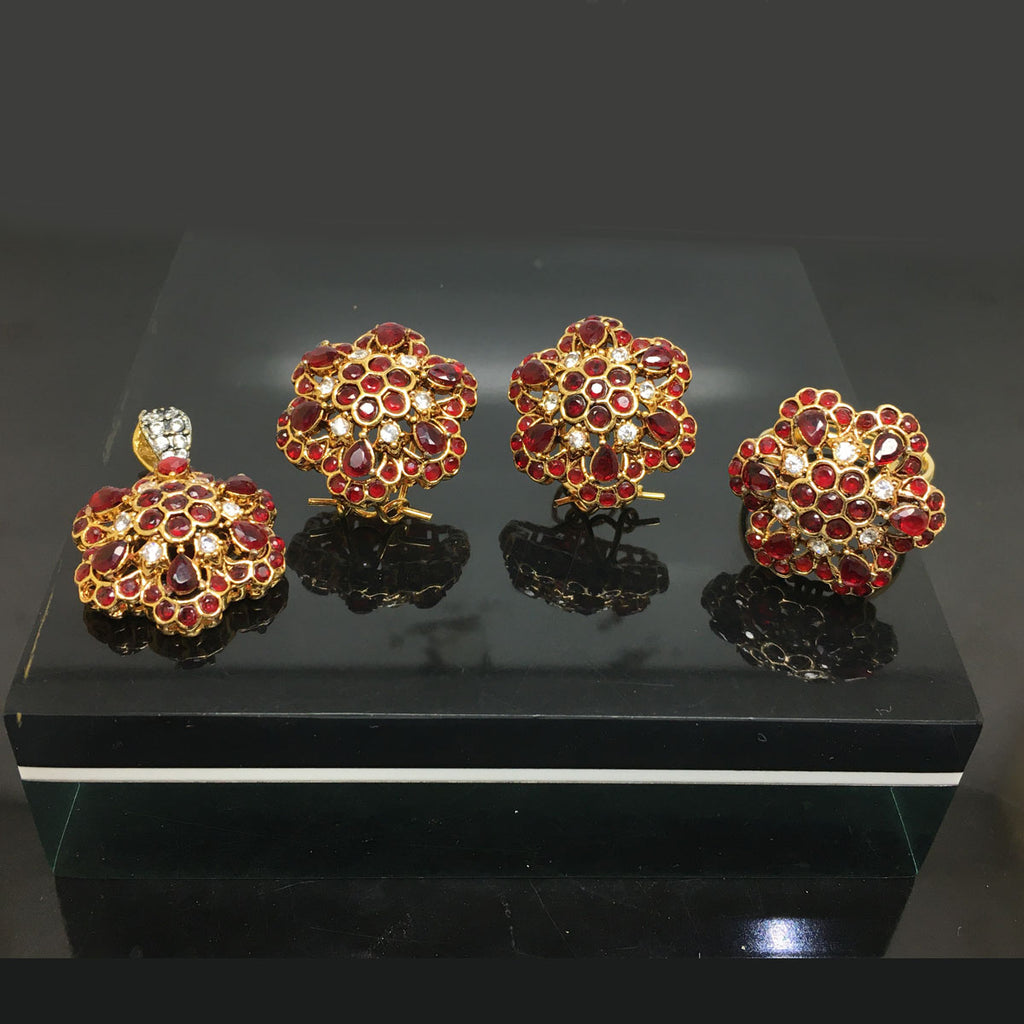 Exquisite Traditional Gold-Plated Locket Set