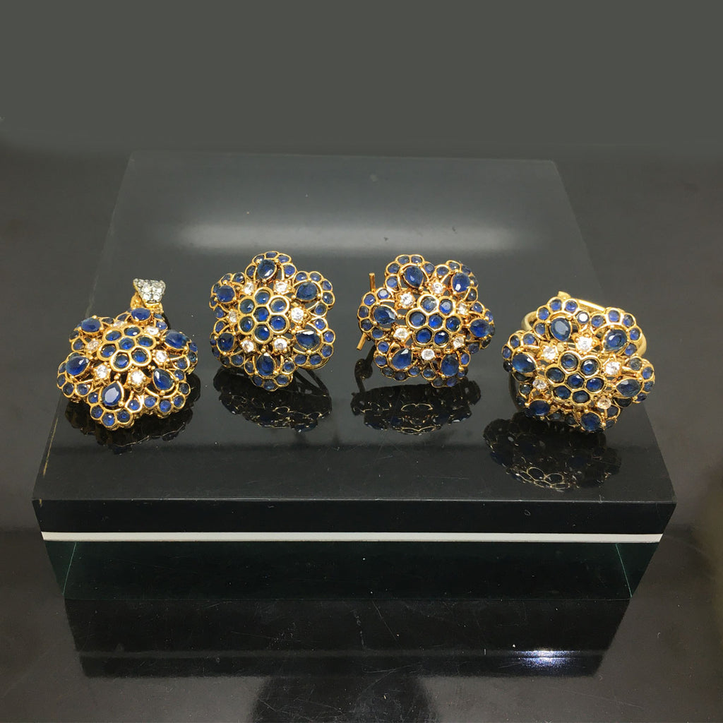 Exquisite Traditional Gold-Plated Locket Set