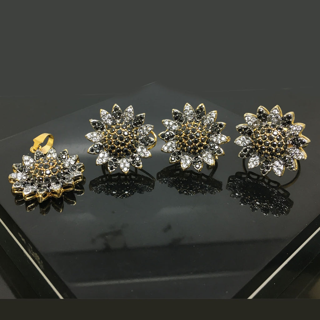 Gorgeous Traditional Floral Design Locket Set