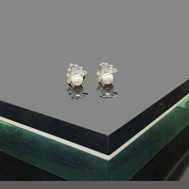 Elegant Pearl Accent Stud Earrings – Geometric Design