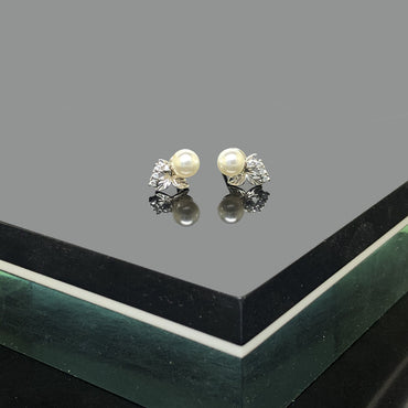 Pearl Leaf Crystal Stud Earrings – Timeless Elegance