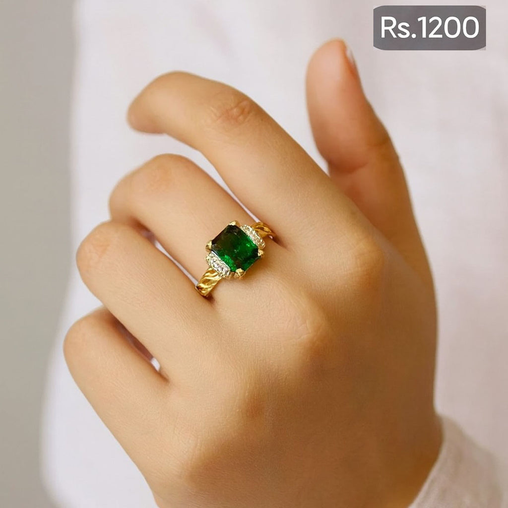 Gold Chain-Link Ring with Green Emerald Crystal