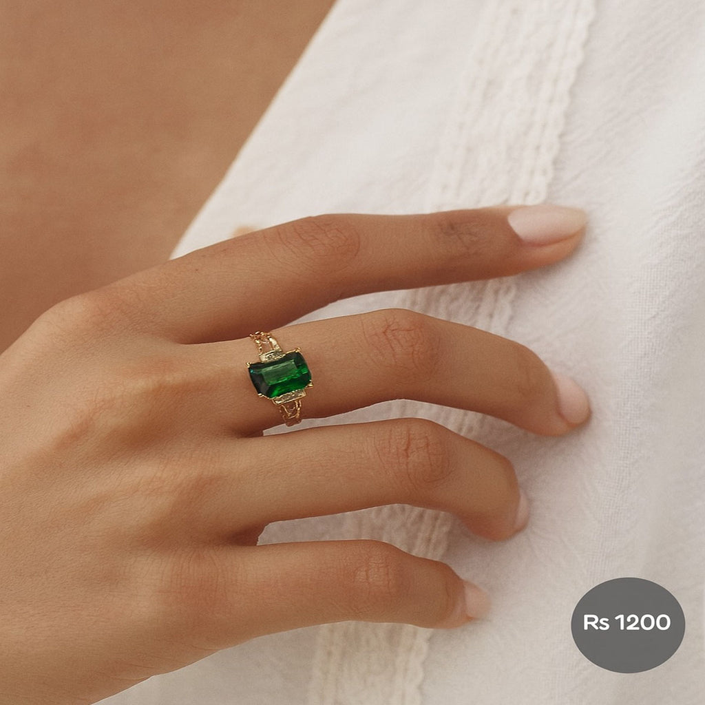 Gold Chain-Link Ring with Green Emerald Crystal