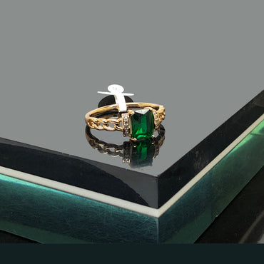 Gold Chain-Link Ring with Green Emerald Crystal